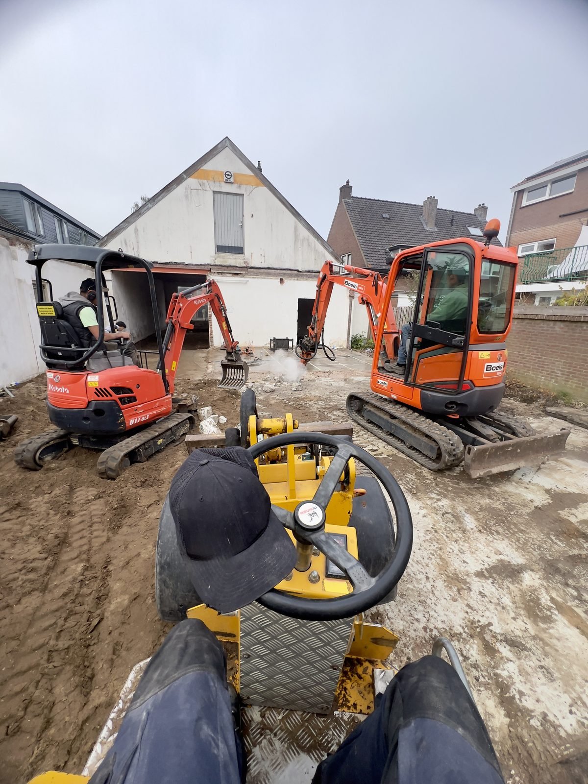 Twee minigravers van De Ruyter tijdens sloopwerk aan een woning